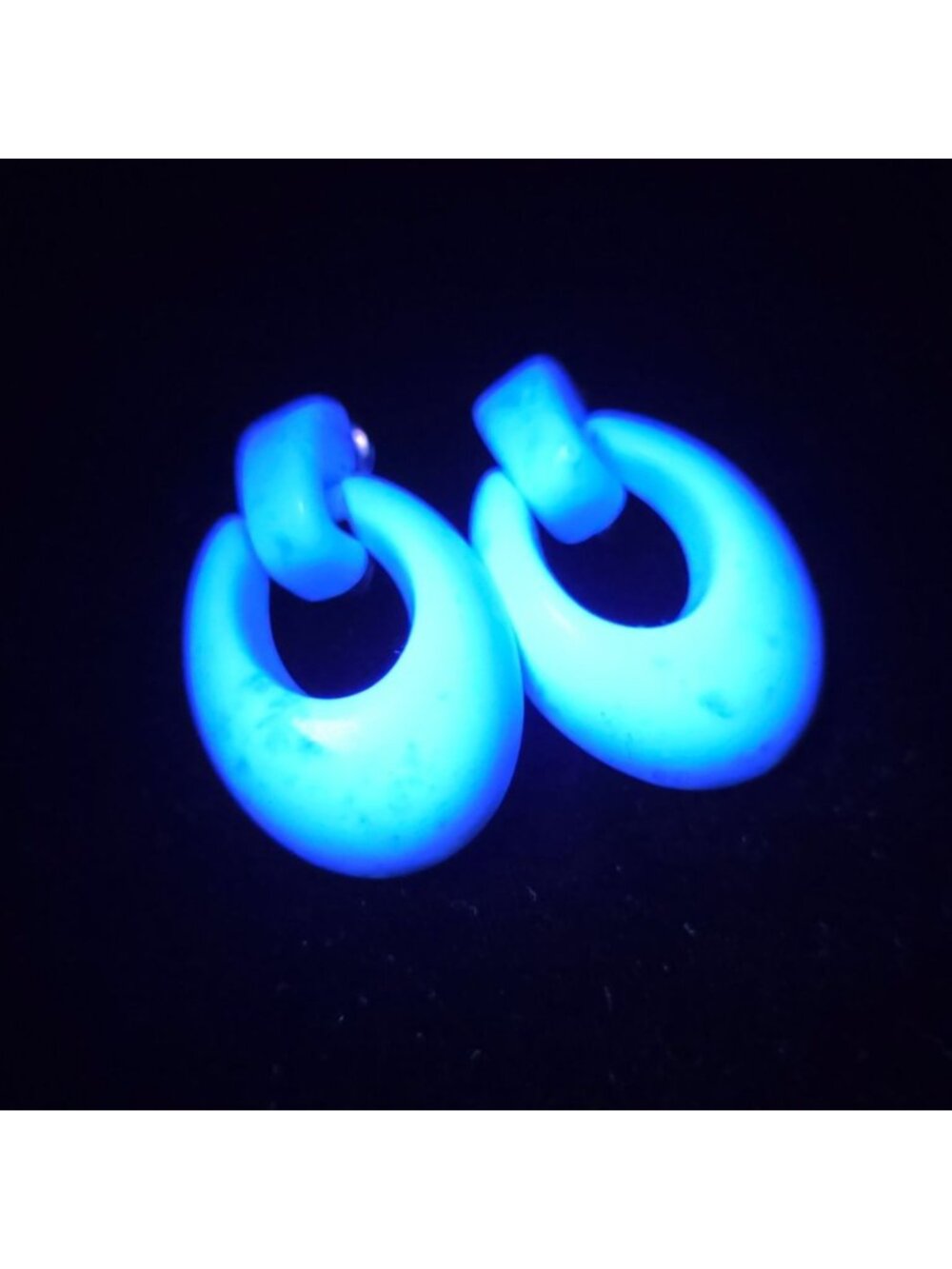 Vintage 1970s Cream Clip-On Lucite Earrings Oval Hoops Retro Jewelry UV Reactive - Picture 1 of 7
